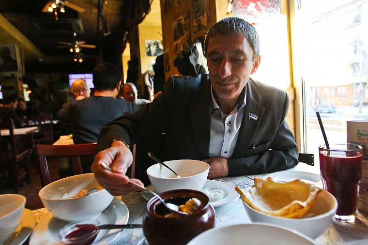 Тюменский депутат получил сапоги за пельмени