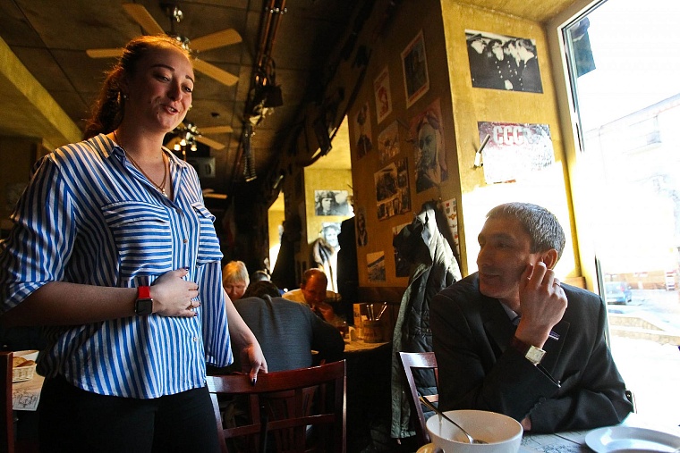 Тюменский депутат получил сапоги за пельмени