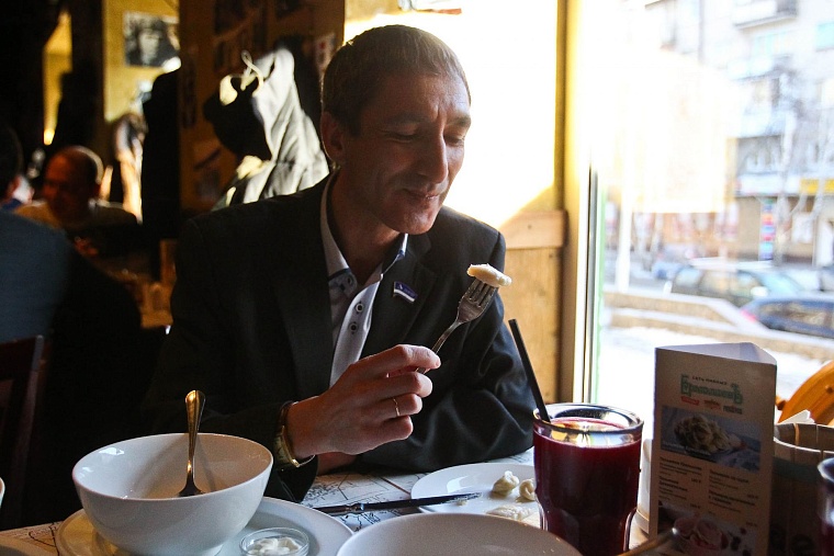 Тюменский депутат получил сапоги за пельмени