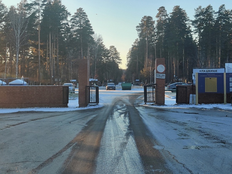 Въезд на Червишевское кладбище. К счастью, несмотря на знак, автомобили пропускают без проблем