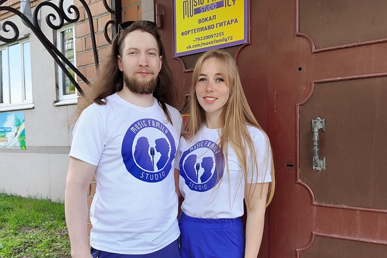 Как тюменец с женой зарабатывают на хлеб с маслом, открыв студию вокала