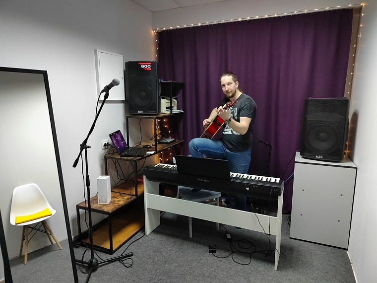 Как тюменец с женой зарабатывают на хлеб с маслом, открыв студию вокала