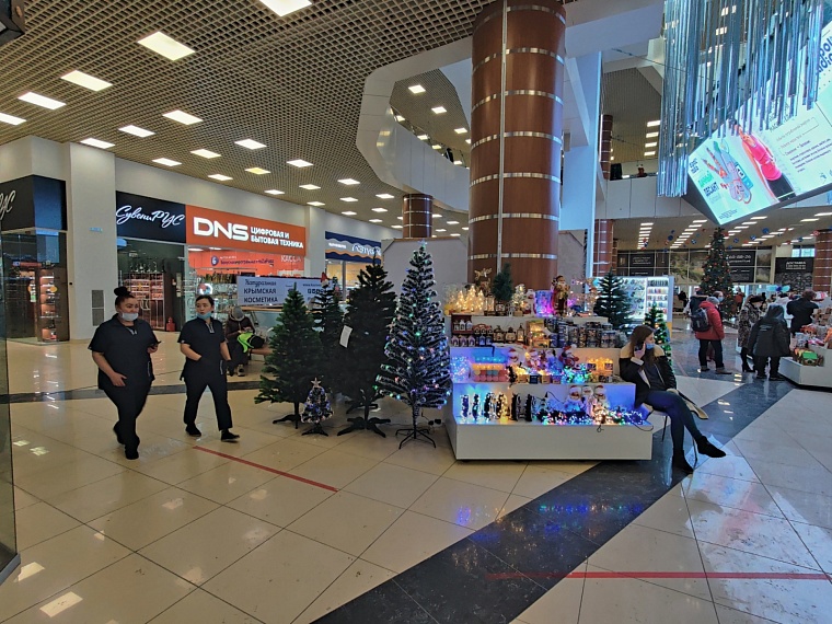 «Елки-2022». Где и почем в Тюмени искусственные символы Нового года