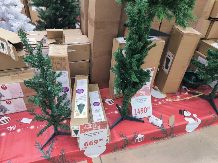 «Елки-2022». Где и почем в Тюмени искусственные символы Нового года