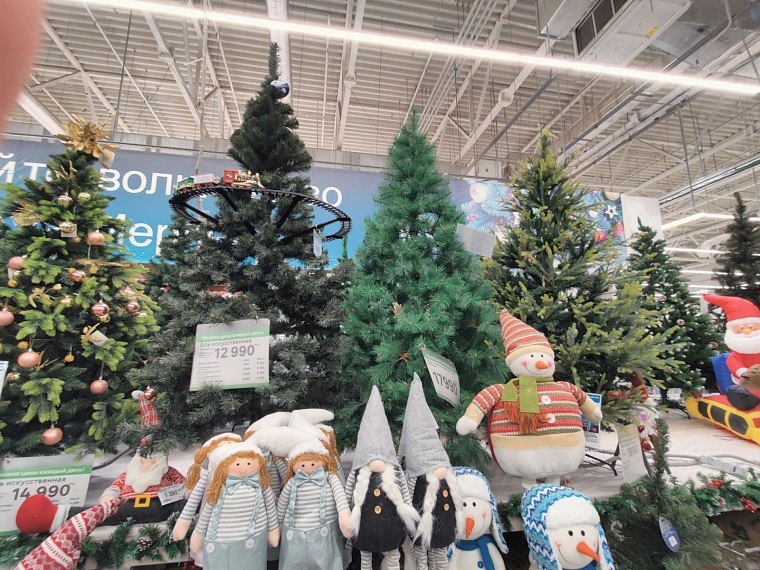 «Елки-2022». Где и почем в Тюмени искусственные символы Нового года