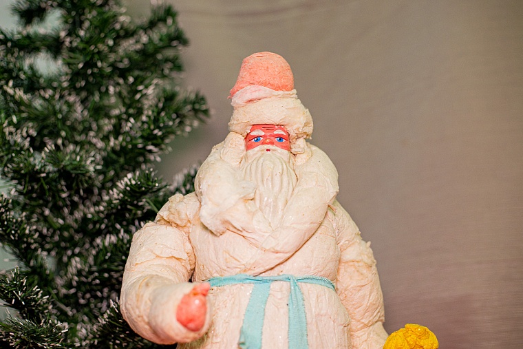 Вата, стекло, картон: какие игрушки висели на елках тюменцев в прошлом веке?