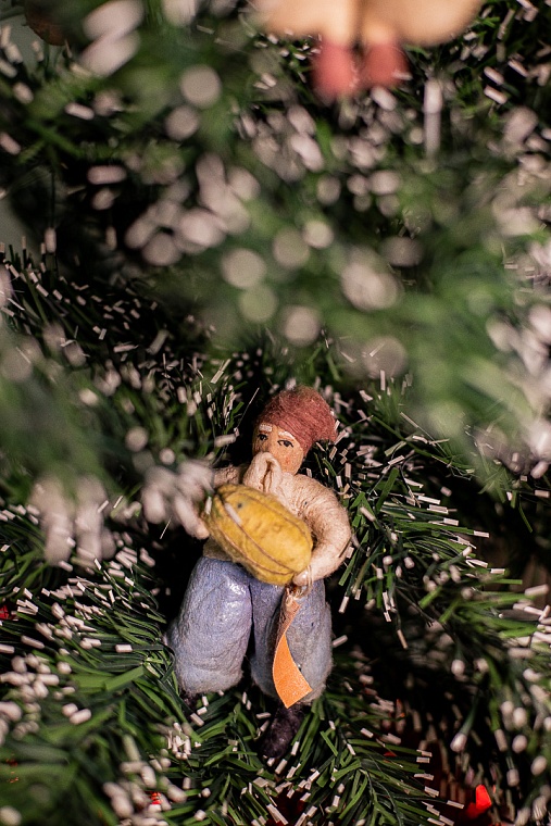 Вата, стекло, картон: какие игрушки висели на елках тюменцев в прошлом веке?