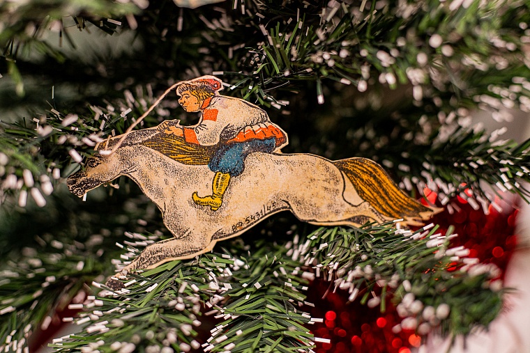 Вата, стекло, картон: какие игрушки висели на елках тюменцев в прошлом веке?