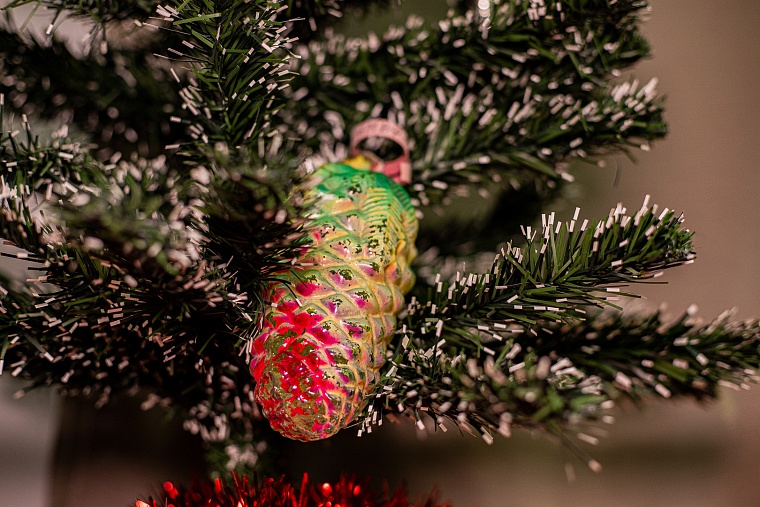 Вата, стекло, картон: какие игрушки висели на елках тюменцев в прошлом веке?