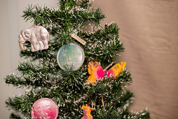 Вата, стекло, картон: какие игрушки висели на елках тюменцев в прошлом веке?