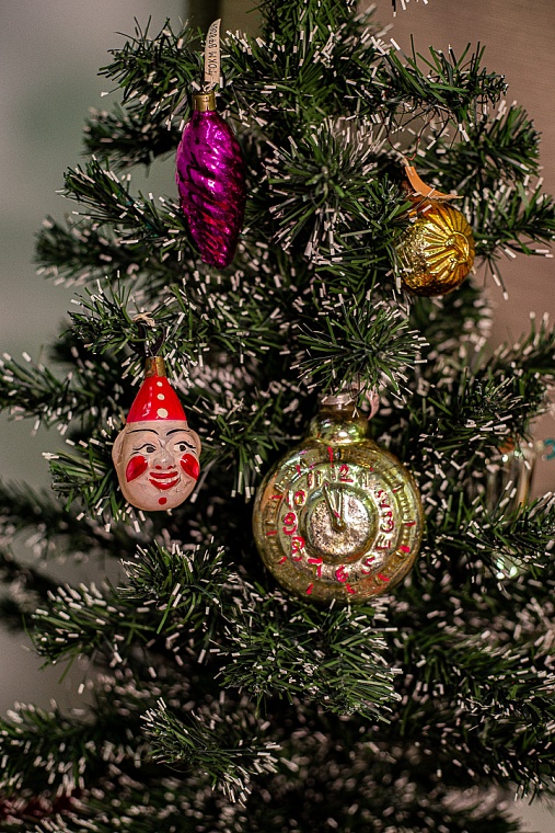 Вата, стекло, картон: какие игрушки висели на елках тюменцев в прошлом веке?