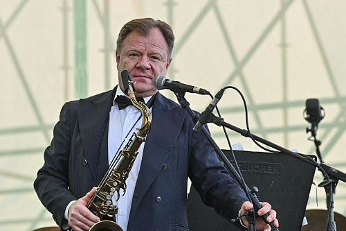 В Тобольске с аншлагом прошел концерт Игоря Бутмана и Тюменского филармонического оркестра