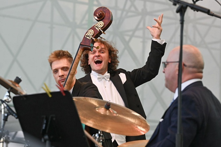 В Тобольске с аншлагом прошел концерт Игоря Бутмана и Тюменского филармонического оркестра