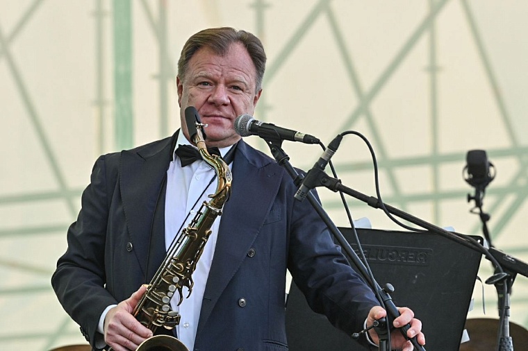 В Тобольске с аншлагом прошел концерт Игоря Бутмана и Тюменского филармонического оркестра