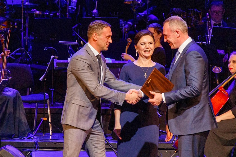 Глава Тюмени Руслан Кухарук вручил благодарности работникам культуры города