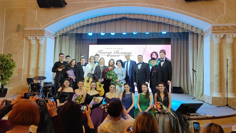 Песни военных лет прозвучали для тюменцев в ДК "Нефтяник"