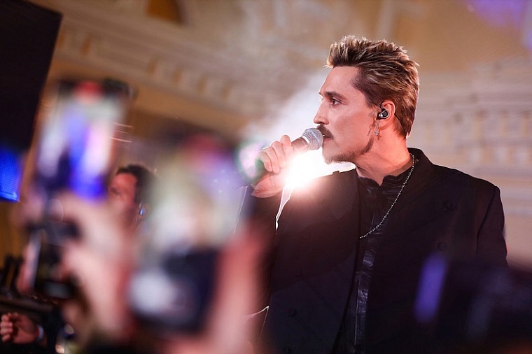 Дима Билан дал юбилейный концерт в Тюмени, несмотря на проблемы с голосом