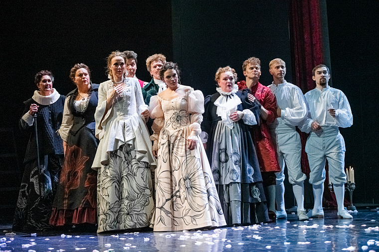 Зрители аплодируют стоя: Тюменский драмтеатр открыл гастроли в Сургуте