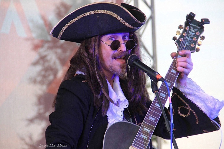 Афиша на уик-энд: музсходка на набережной, выставка собак и йога-девичник в лесу