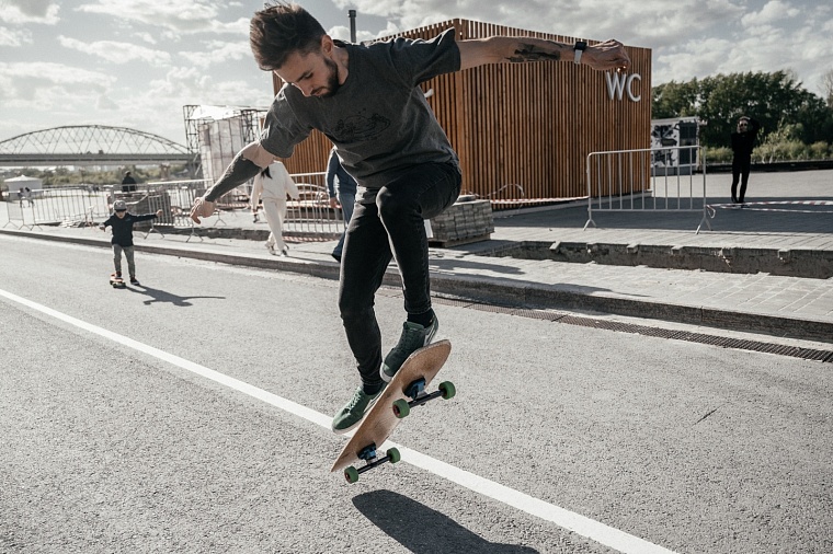 Афиша на уик-энд: музсходка на набережной, выставка собак и йога-девичник в лесу