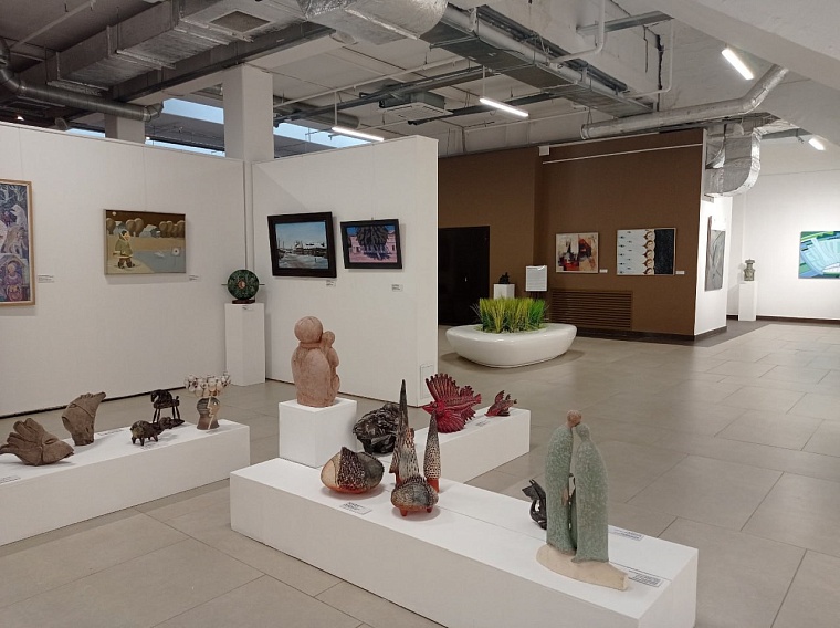 Работы тюменских художников представлены на выставке "Большой Урал XIII" в Екатеринбурге