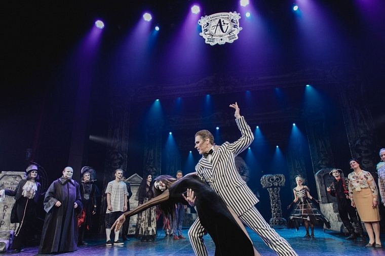 Тюменцы могут поддержать мюзикл «Семейка Аддамс» на российской театральной премии