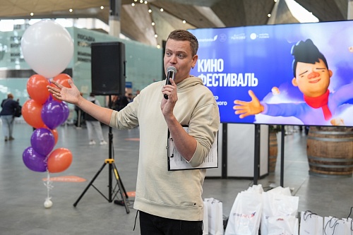 Кинозал ожидания в Пулково: тюменский инклюзивный проект от «Ноль Плюс» объединил пассажиров