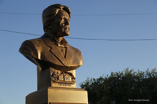 В Ишиме установили бюст Чехова, рядом может появиться вишневый сад