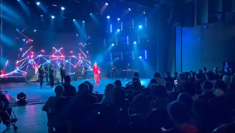 На закрытии Паралимпиады «Мы вместе. Спорт» в Ханты-Мансийске Валерия спела новую песню