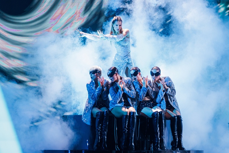 Исполнительница песни Юлия Паршута на сцене.