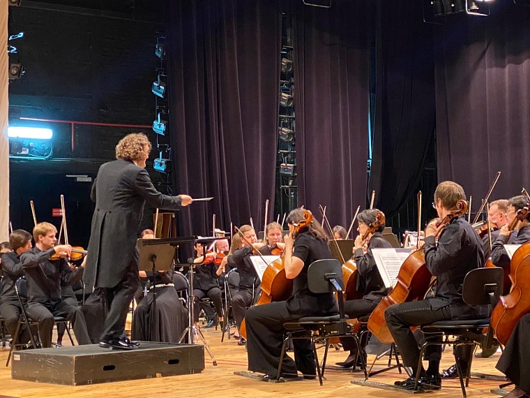 В Тюмени выбирают  второго дирижера для ТФО