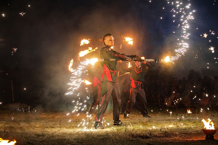 Этнофестиваль “Небо и Земля”: в пыли, в огне, на солнцепеке