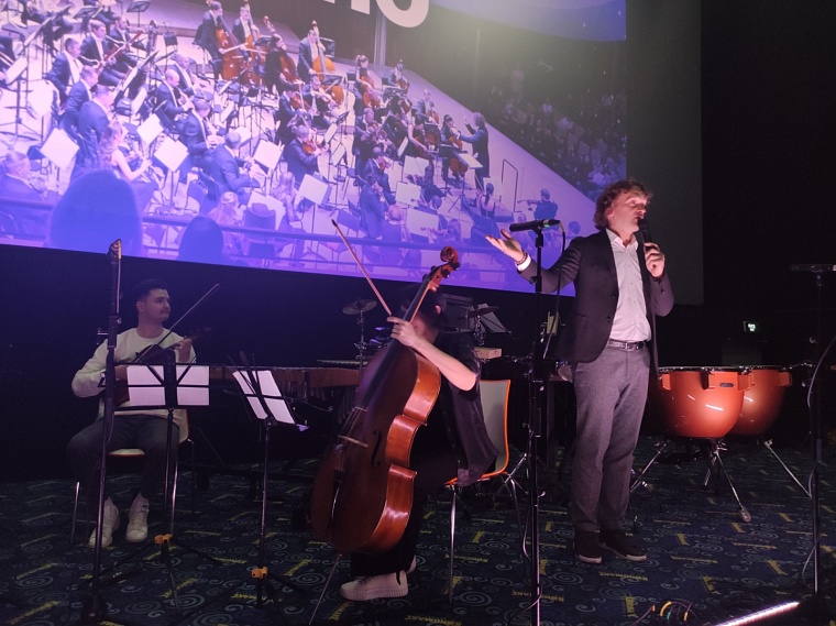 Музыканты ТФО сыграли в кинотеатре "нестрашную" классику и ответили на вопросы тюменцев