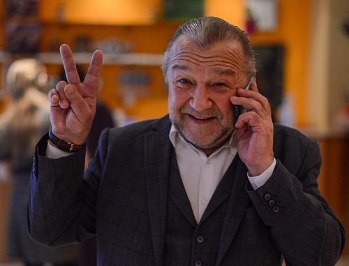 Почетный гражданин Тюмени Леонид Окунев репетирует подозрительную старушку