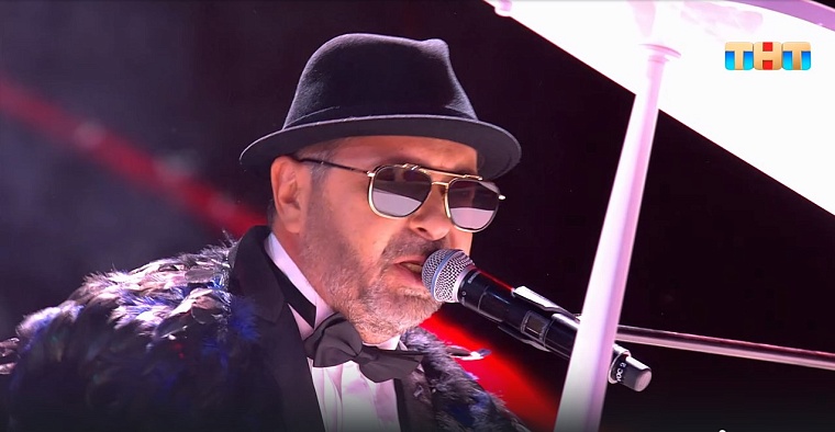 Максим Щербаков из Тюменской области победил в шоу "Конфетка" с песней про трусы