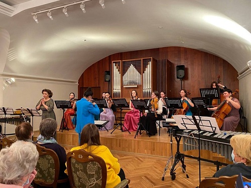 Оркестр «Камерата Сибири» поздравил тюменок с Международным женским днем