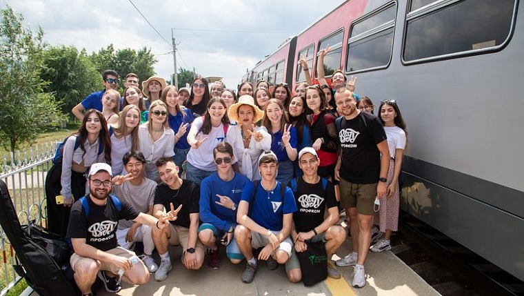 Регина Тодоренко прокатилась на электричке со студентами Волгограда