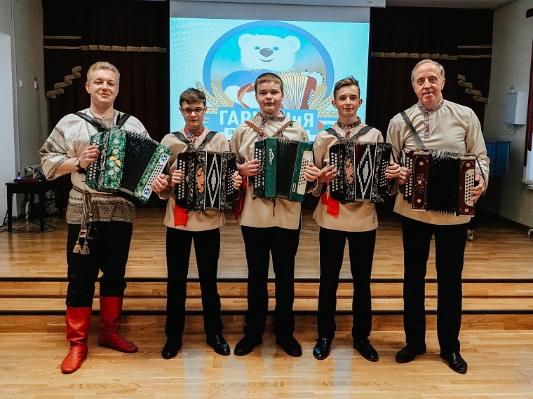 Тюменскую молодежь стараются увлечь игрой на гармони