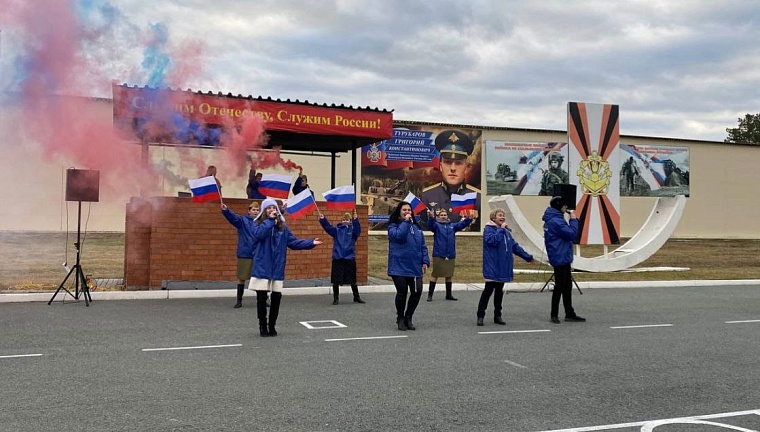 Тюменские артисты поддерживают боевой дух мобилизованных концертами