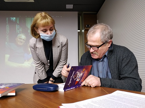 "Про себя любимого": легендарный журналист Сергей Ханин написал вторую книгу