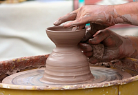 На тюменской выставке глиняные предметы из фонда соседствуют с работами студентов