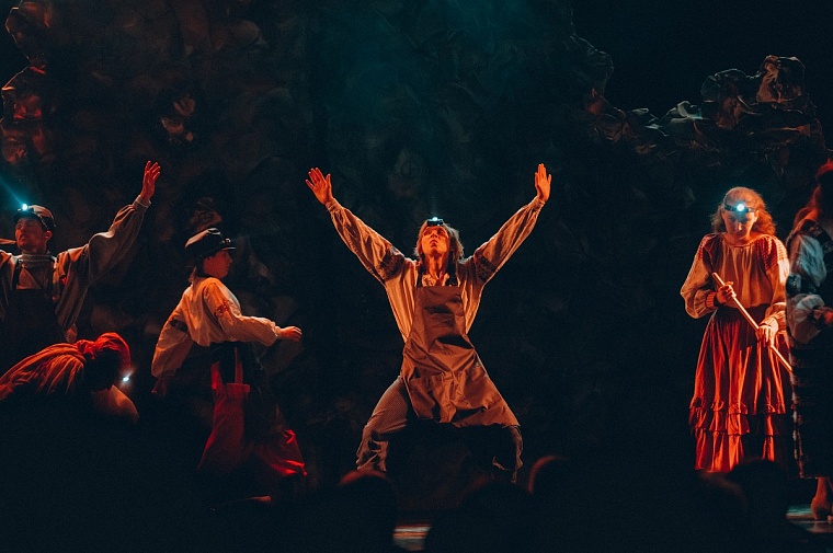 Театр «Гелиос» показал тюменцам «Уральские сказы»