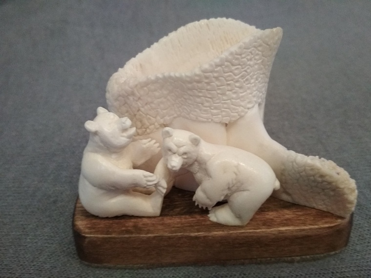 Тюменская мастерица развивает косторезное искусство