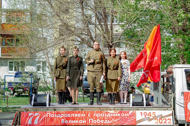 В тюменских дворах, где проживают ветераны, проходят праздничные концерты