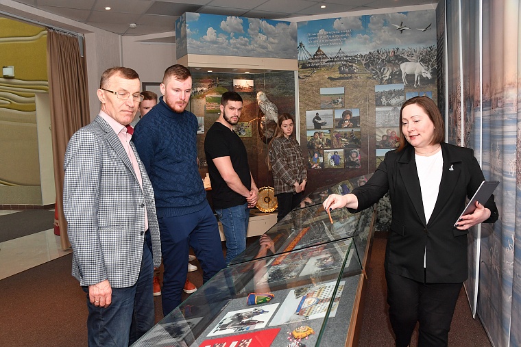 Экскурсоводы рассказывают не только о предприятии и технологиях, применяемых в газовой промышленности, но и о культуре народов Севера, людях и профессиях  Ямало-Ненецкого округа.