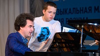 Пианист Юрий Розум провел мастер-классы для юных музыкантов Ямала