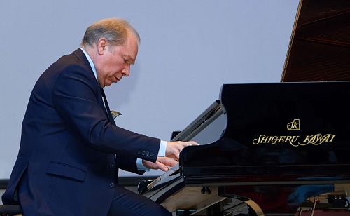 Пианист Юрий Розум провел мастер-классы для юных музыкантов Ямала