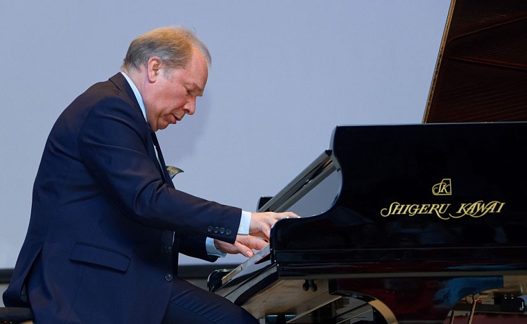 Пианист Юрий Розум провел мастер-классы для юных музыкантов Ямала