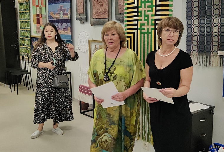 Альфея Мухаметова (в центре) и Светлана Ильюшонок (справа)