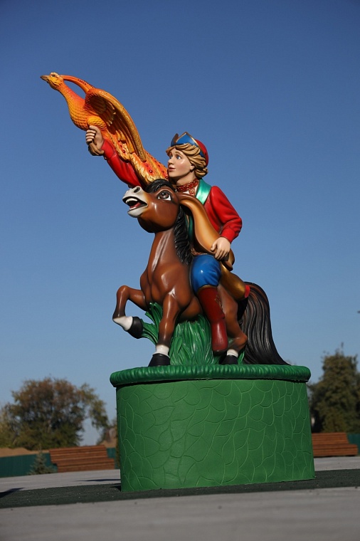 В Ишиме у нового дворца культуры установили скульптуры Конька-Горбунка с Иваном и Жар-Птицей